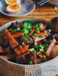 家常红烧肉做法：选肉、焯水、调味，肥而不腻的秘诀​