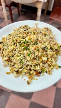 家常扬州炒饭：食材丰富，粒粒分明，经典美味​
