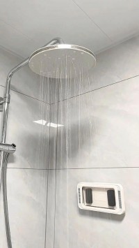 浴室花洒除水垢:出水口堵塞,白醋浸泡轻松疏通